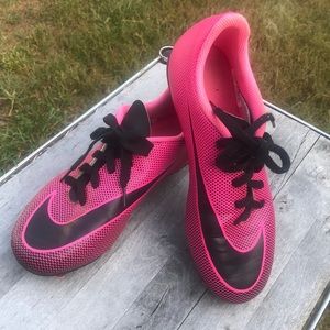 Nike Soccer cleats,size 51/2 y,fuchsia and black